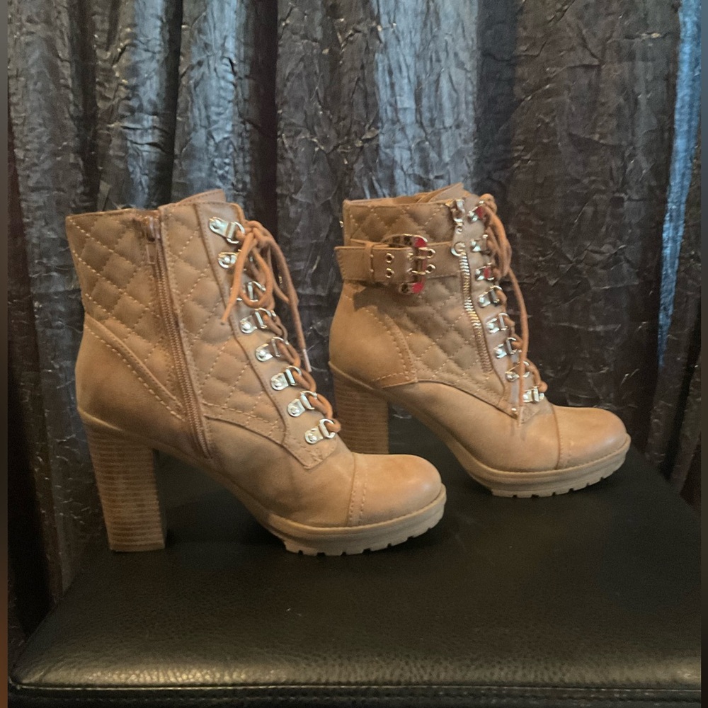 Heeled lace up boots